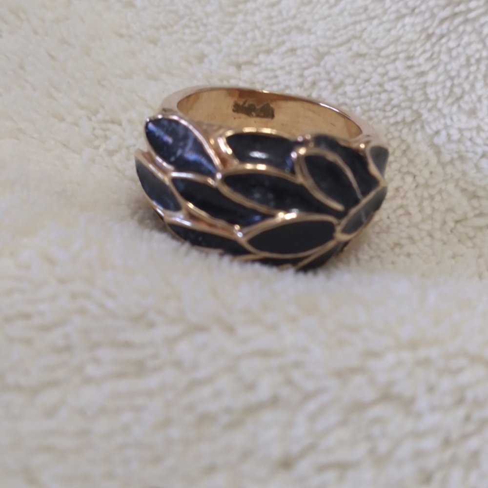UNIQUE BLACK LEAF RING - Picture 2 of 2
